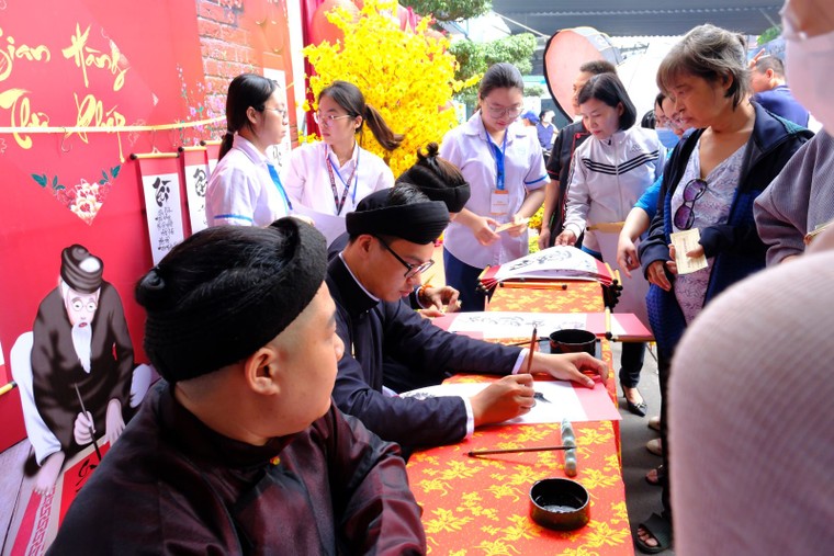 Ấm áp những phiên chợ Tết 0 đồng trong bệnh viện ảnh 6