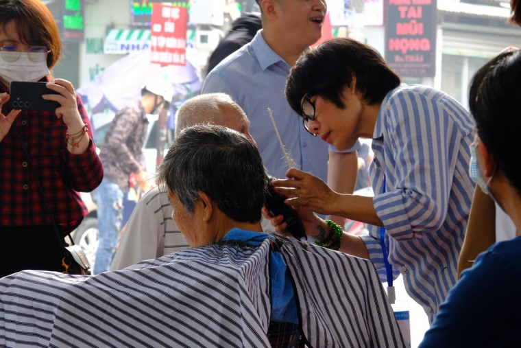 Ấm áp những phiên chợ Tết 0 đồng trong bệnh viện ảnh 5