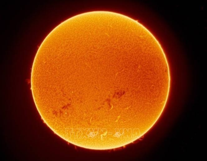 Các nhà khoa học Nga phát hiện đám mây plasma bí ẩn trên Mặt Trời ảnh 1