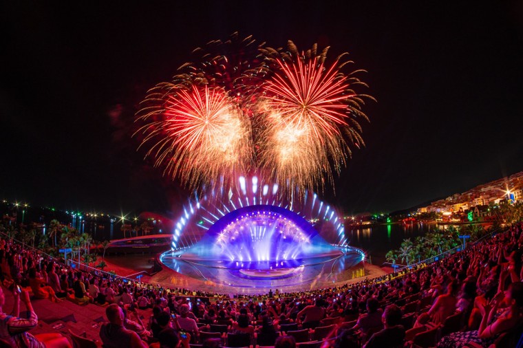 Thị trấn Hoàng Hôn, Phú Quốc trình diễn 3 lần pháo hoa trong đêm giao thừa ảnh 2