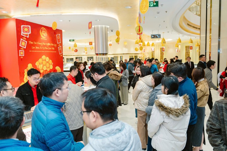 Nườm nượp người mua vàng tại lễ hội vàng DOJI dịp thần tài ảnh 1