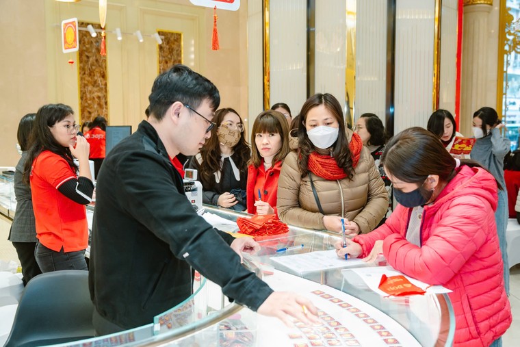 Nườm nượp người mua vàng tại lễ hội vàng DOJI dịp thần tài ảnh 3