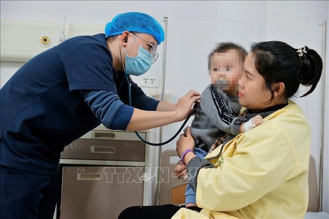 Người dân phòng cúm khi dự báo thời tiết nồm ẩm kéo dài ảnh 1