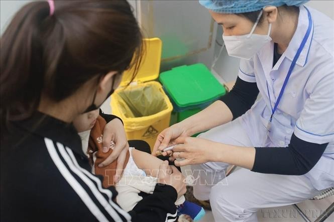 Trên 6.100 trẻ dưới 9 tháng tuổi tại Hà Nội đã được tiêm vaccine sởi ảnh 1