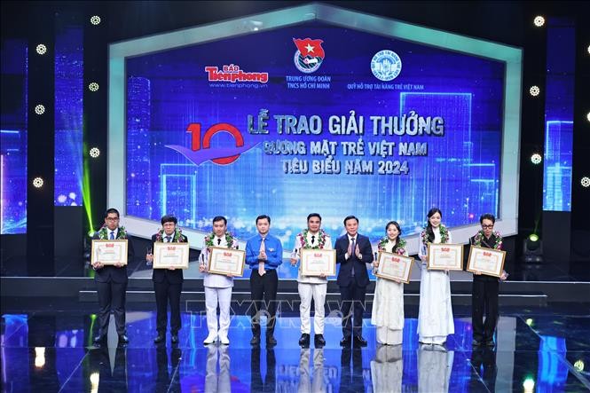 Thủ tướng dự Lễ trao giải thưởng Gương mặt trẻ Việt Nam tiêu biểu năm 2024 ảnh 10