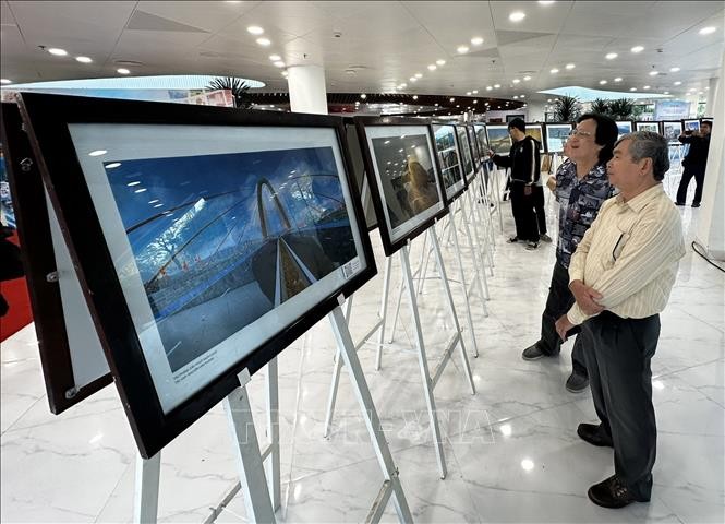 Triển lãm "Đà Nẵng 50 năm - Khát vọng vươn mình" ảnh 1