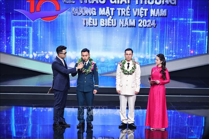 Thủ tướng dự Lễ trao giải thưởng Gương mặt trẻ Việt Nam tiêu biểu năm 2024 ảnh 7