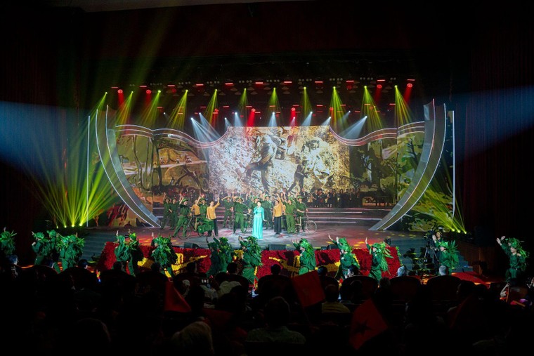 Hào hùng chương trình nghệ thuật “Đảng trong mùa xuân đại thắng” tại Đà Nẵng ảnh 6