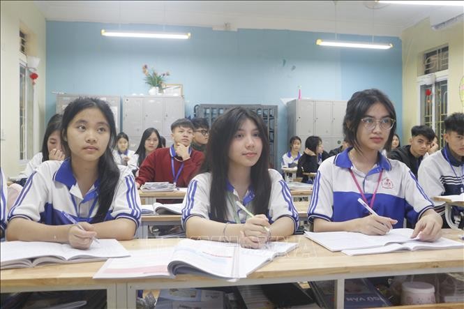 Học sinh lớp 12 "chạy đua" với kỳ thi đánh giá năng lực ảnh 1