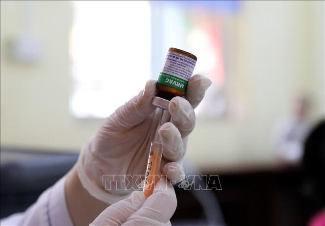 Tiêm phủ vaccine để phòng sởi lan rộng ảnh 1