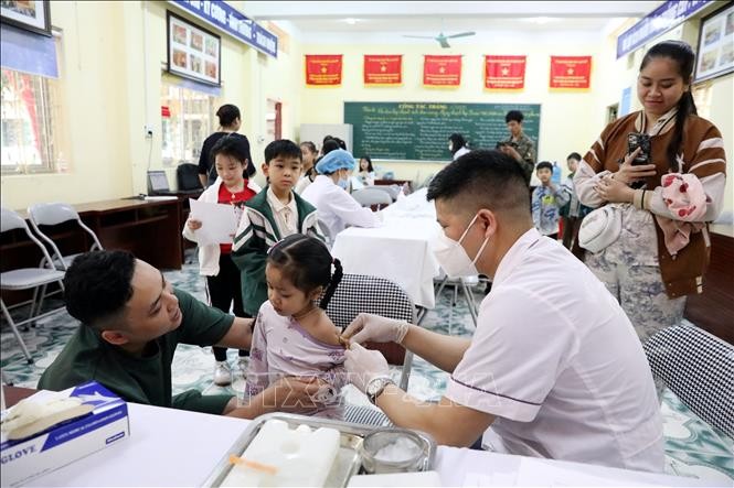 Tiêm phủ vaccine để phòng sởi lan rộng ảnh 2
