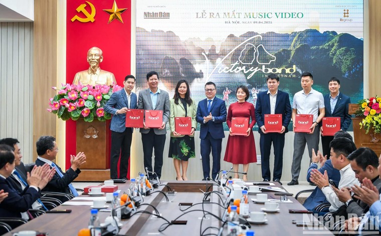 Báo Nhân Dân ra mắt video âm nhạc "Victory - Bond in Vietnam" ảnh 9