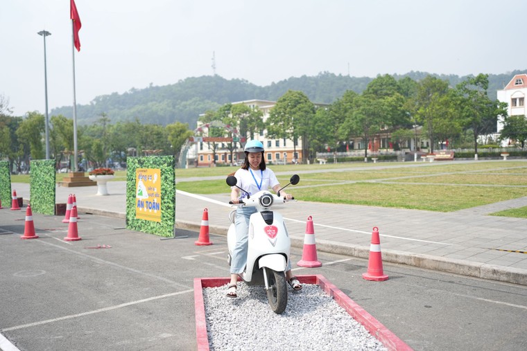 Người dân Lào Cai bất ngờ với khả năng vận hành bền bỉ, êm ái của xe máy điện VinFast ảnh 3