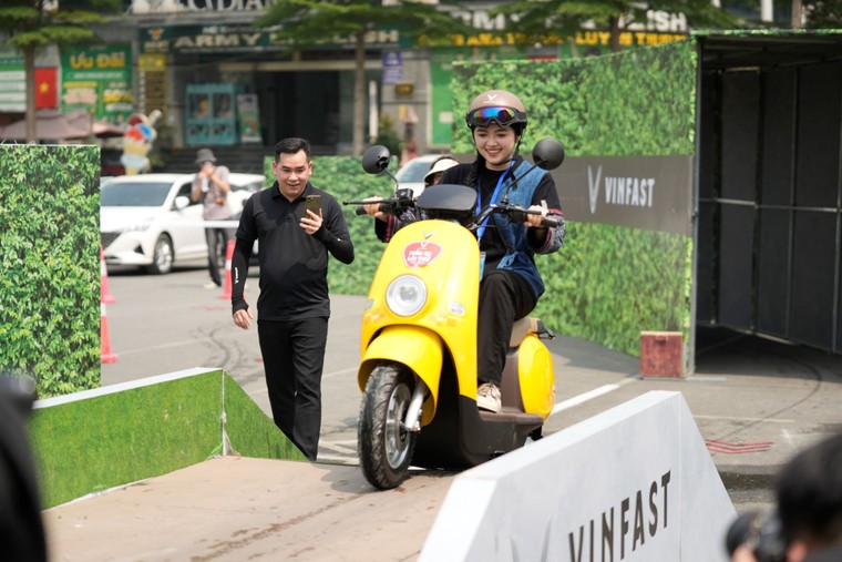 Người dân Lào Cai bất ngờ với khả năng vận hành bền bỉ, êm ái của xe máy điện VinFast ảnh 4