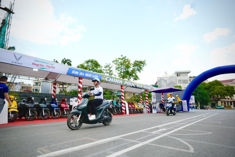 Người dân Lào Cai bất ngờ với khả năng vận hành bền bỉ, êm ái của xe máy điện VinFast ảnh 7