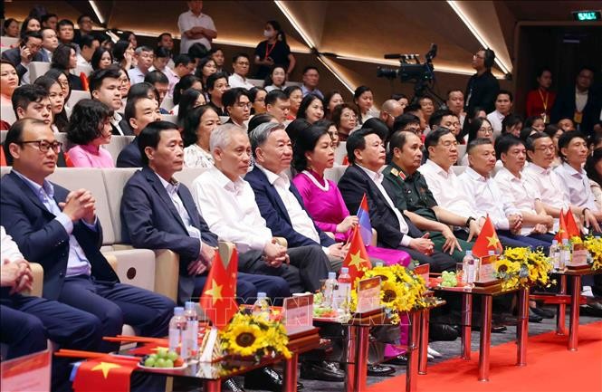 Tổng Bí thư dự Chương trình nghệ thuật "Đảng trong mùa Xuân đại thắng" ảnh 1