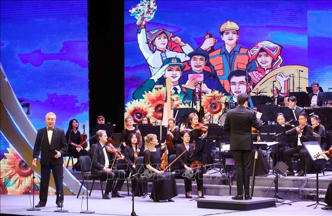 Tổng Bí thư dự Chương trình nghệ thuật "Đảng trong mùa Xuân đại thắng" ảnh 7