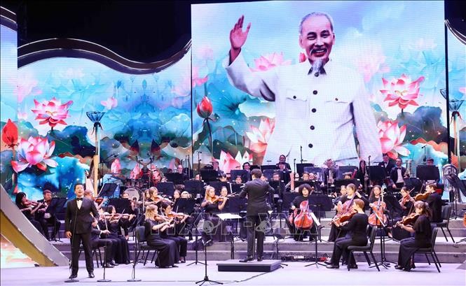 Tổng Bí thư dự Chương trình nghệ thuật "Đảng trong mùa Xuân đại thắng" ảnh 8