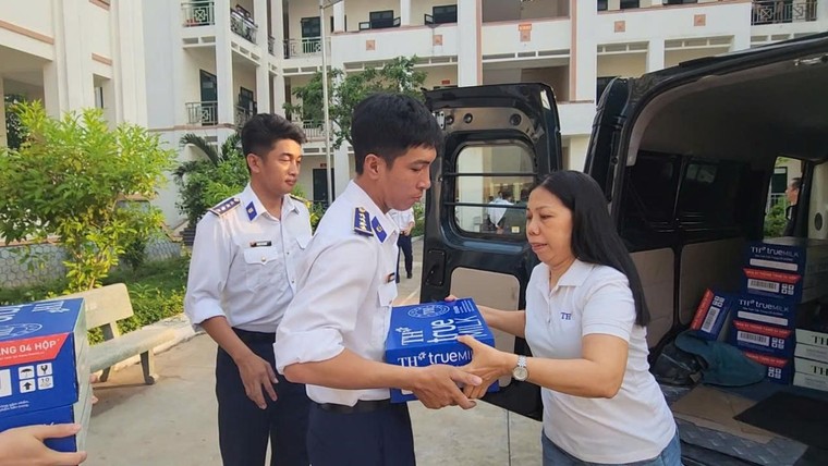 TH true MILK tiếp sức chiến sĩ diễu binh ngay trên thao trường, sẵn sàng cho Đại lễ 30/4 ảnh 2