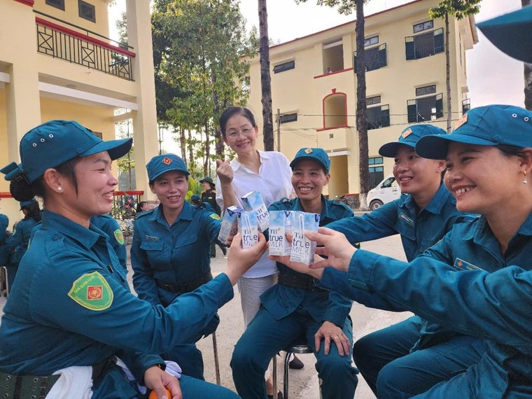 TH true MILK tiếp sức chiến sĩ diễu binh ngay trên thao trường, sẵn sàng cho Đại lễ 30/4 ảnh 4