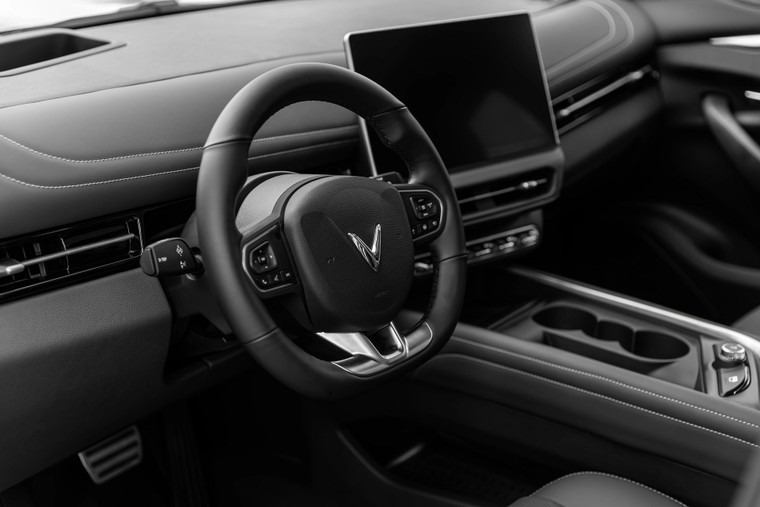 VinFast VF 7 có gì mà cả người dùng và chuyên gia ô tô đều khen nức nở? ảnh 2