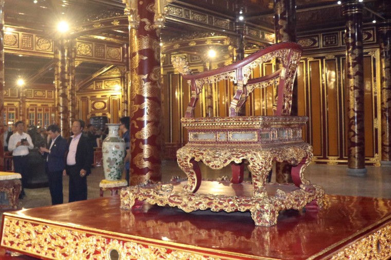 Đưa ngai vàng ở Điện Thái Hòa tạm thời vào bảo quản ở kho cổ vật ảnh 1