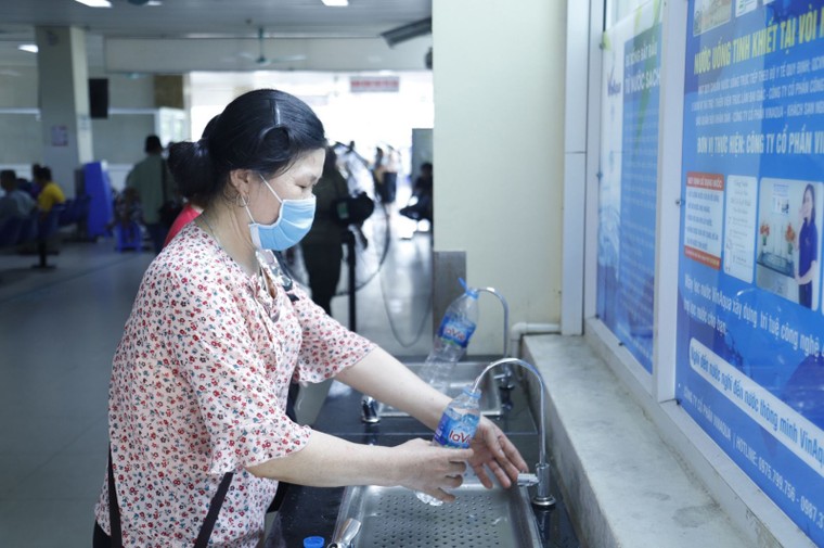 Bệnh viện tăng cường chống nóng cho người bệnh, người nhà ảnh 2