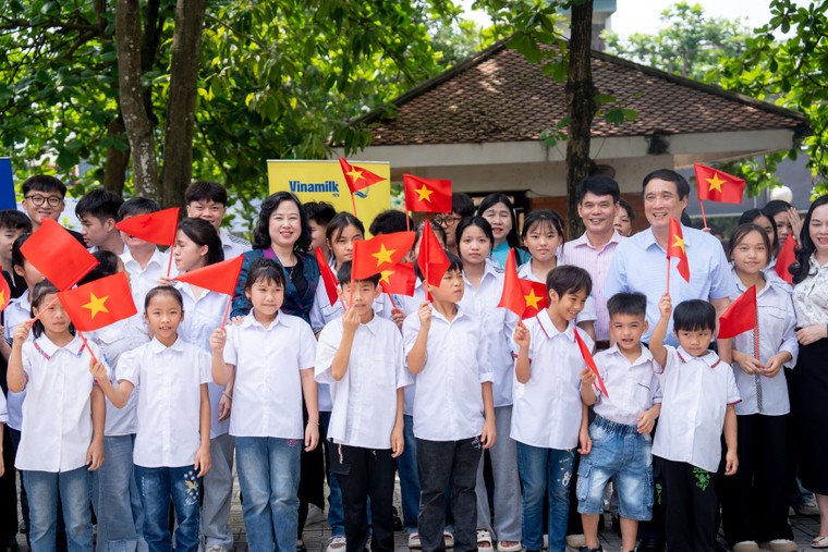 Gần 70.000 hộp sữa được trao tặng trẻ em khó khăn, khởi đầu “Tháng của trẻ em” đầy ý nghĩa ảnh 2