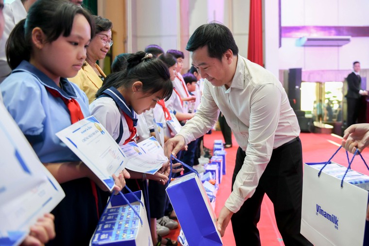 Gần 70.000 hộp sữa được trao tặng trẻ em khó khăn, khởi đầu “Tháng của trẻ em” đầy ý nghĩa ảnh 4