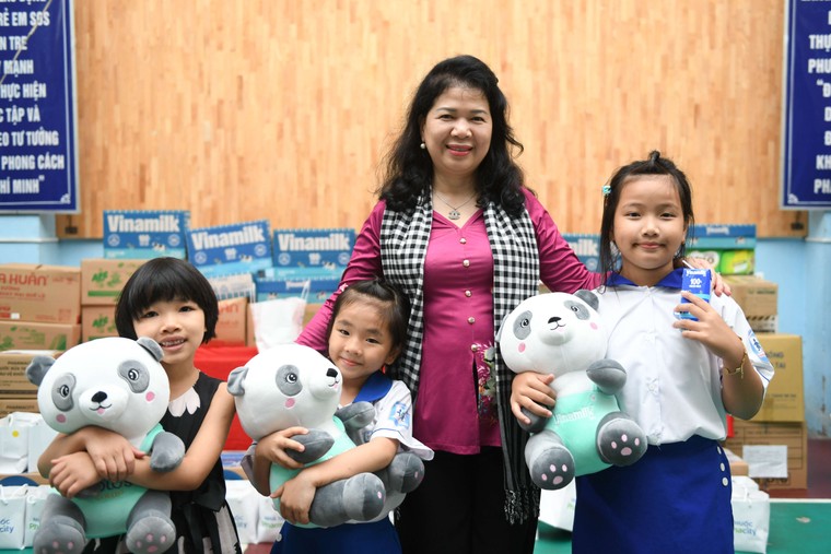 Gần 70.000 hộp sữa được trao tặng trẻ em khó khăn, khởi đầu “Tháng của trẻ em” đầy ý nghĩa ảnh 6