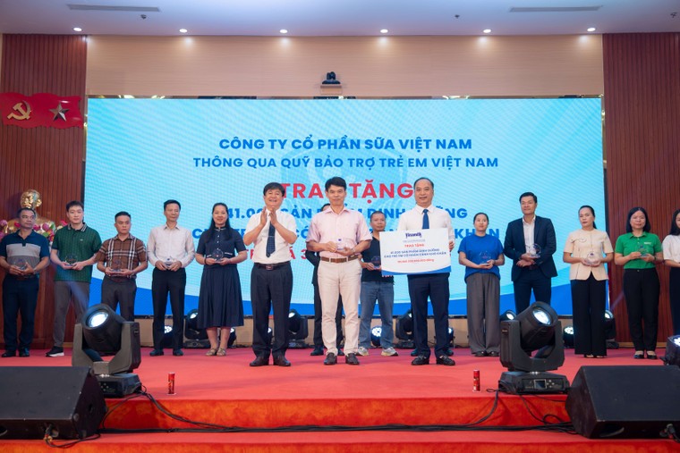 Gần 70.000 hộp sữa được trao tặng trẻ em khó khăn, khởi đầu “Tháng của trẻ em” đầy ý nghĩa ảnh 1