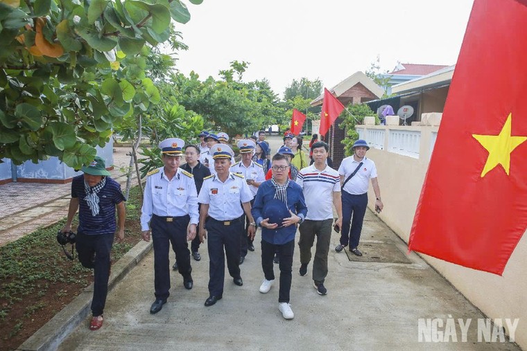 Chuyến tàu đặc biệt với 100 nhà báo sẽ tiếp thêm “sức mạnh” cho các chiến sĩ nơi biển đảo ảnh 1