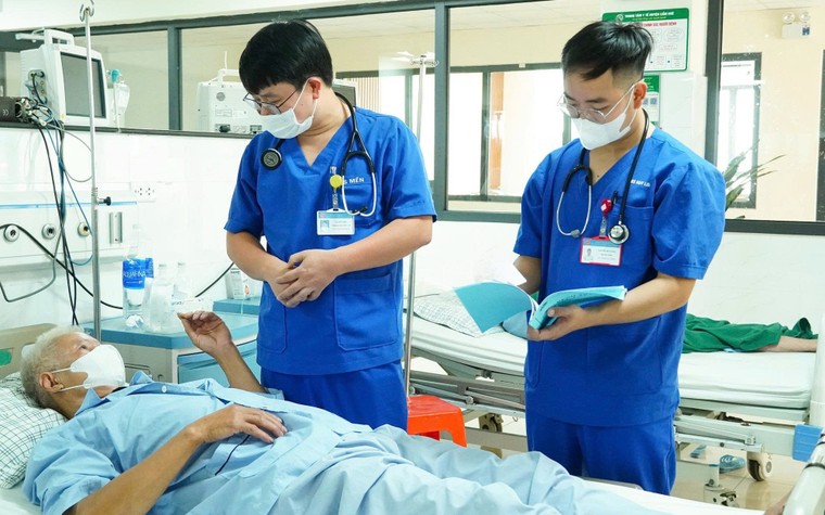 Bảo vệ sức khỏe người bệnh và nhân viên y tế khi thời tiết nắng nóng ảnh 1