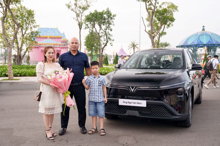 Mua VinFast Limo Green về chạy dịch vụ, tài xế nhận xét: Thực tế đẹp hơn trong ảnh, rộng rãi hơn các đối thủ cùng tầm tiền ảnh 1