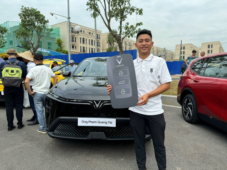 Mua VinFast Limo Green về chạy dịch vụ, tài xế nhận xét: Thực tế đẹp hơn trong ảnh, rộng rãi hơn các đối thủ cùng tầm tiền ảnh 4