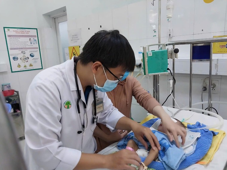 Bác sĩ cảnh báo bệnh hô hấp ở trẻ gia tăng do thời tiết thay đổi bất thường ảnh 1