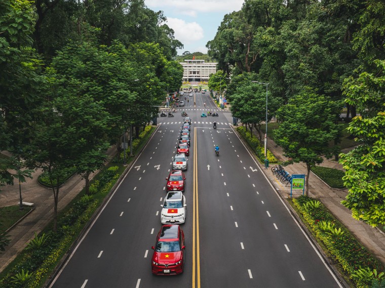 Vinfast tặng 100.000 bộ decal Quốc kỳ - Mừng 80 năm Quốc khánh ảnh 1