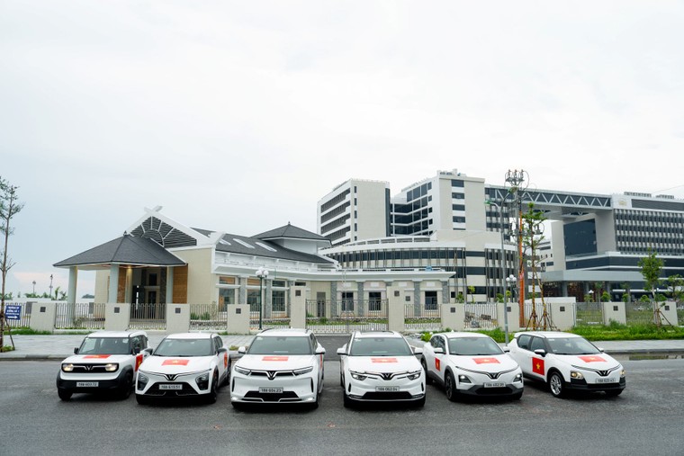 Vinfast tặng 100.000 bộ decal Quốc kỳ - Mừng 80 năm Quốc khánh ảnh 3