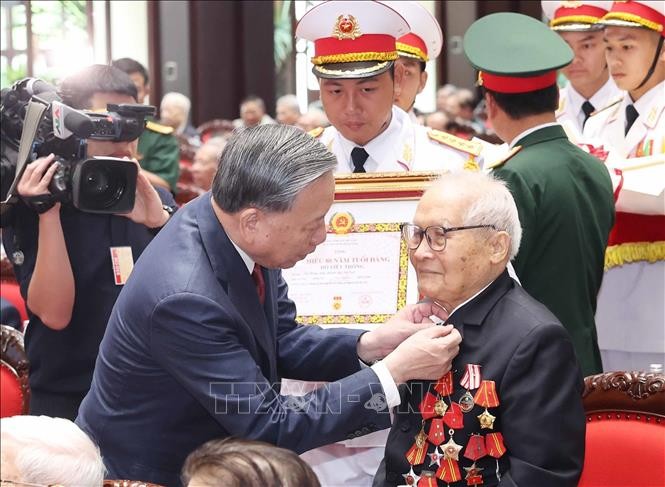 Tổng Bí thư chủ trì buổi gặp mặt các đồng chí nguyên lãnh đạo Đảng, Nhà nước ảnh 4