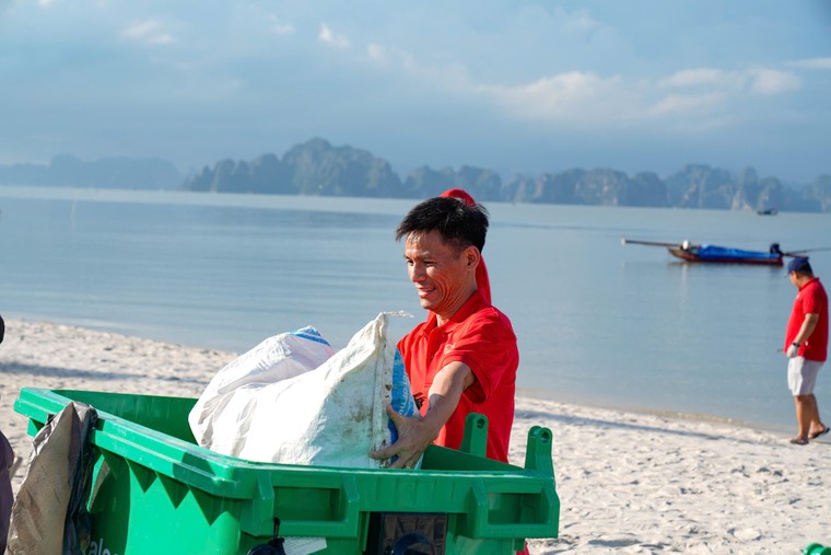 Gần 600 “chiến binh” Vietjet đồng loạt ra quân làm sạch biển Hạ Long ảnh 3