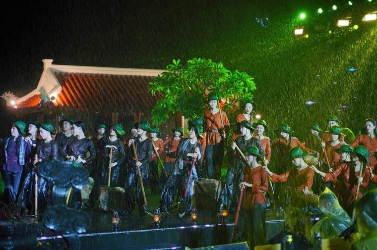 “Lời tri ân – Dòng sông hoa lửa”: Đêm nghệ thuật tái hiện huyền thoại bến phà Long Đại ảnh 2