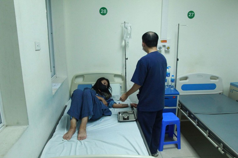 Dịch sốt xuất huyết vào đỉnh, nhiều ca nặng, tiểu cầu giảm nguy hiểm ảnh 1