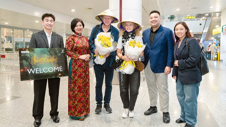 Secret Garden đến sân bay Nội Bài, thích thú khi được tặng nón lá vẽ tay thủ công ảnh 5