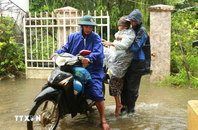 Đêm 6/11, bão số 13 đi vào đất liền từ Quảng Ngãi đến Đắk Lắk và suy yếu dần ảnh 1