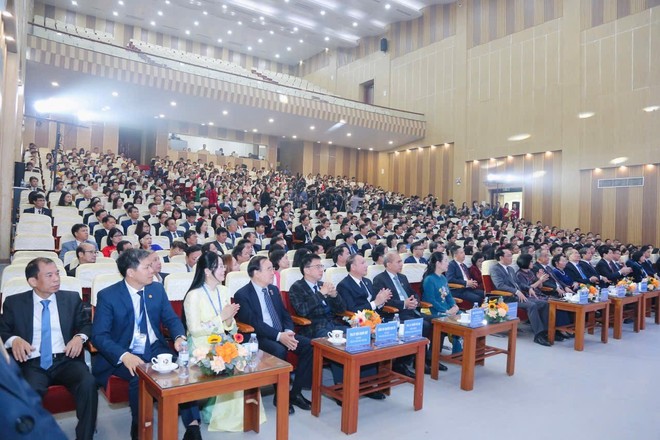 Bộ trưởng Bộ GD-ĐT: Nhà giáo cần làm sao xứng đáng với sự tôn vinh ảnh 1