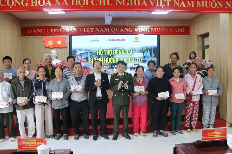 Văn Phú hỗ trợ người dân Huế bị ảnh hưởng bởi bão lũ: Lan tỏa tinh thần “vị nhân sinh” giữa mùa mưa lũ ảnh 1