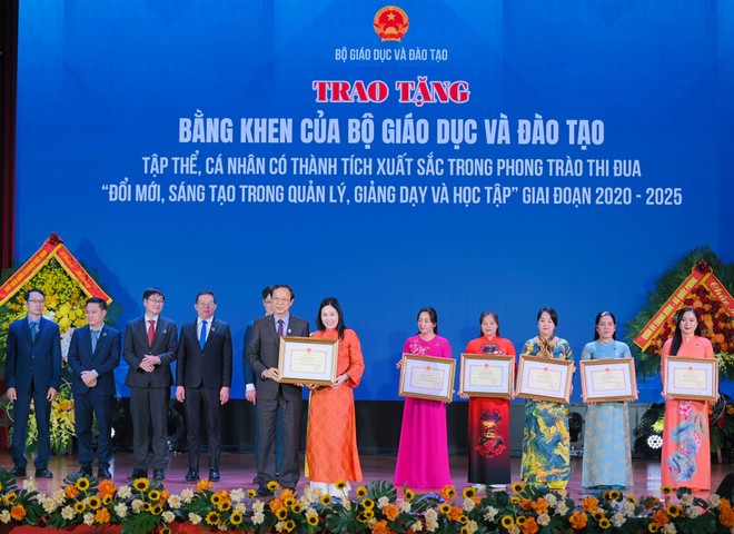 Bộ trưởng Bộ GD-ĐT: Nhà giáo cần làm sao xứng đáng với sự tôn vinh ảnh 2