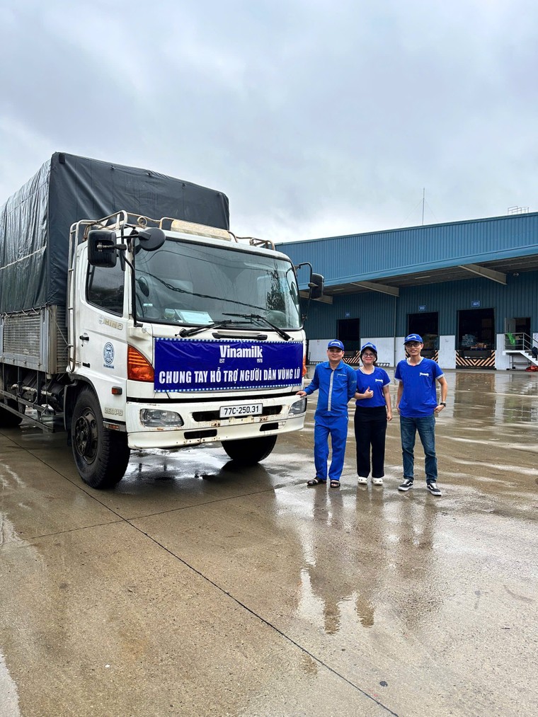 Vinamilk kịp thời hỗ trợ 48 tấn sản phẩm dinh dưỡng đến bà con vùng lũ miền Trung và Tây Nguyên ảnh 1
