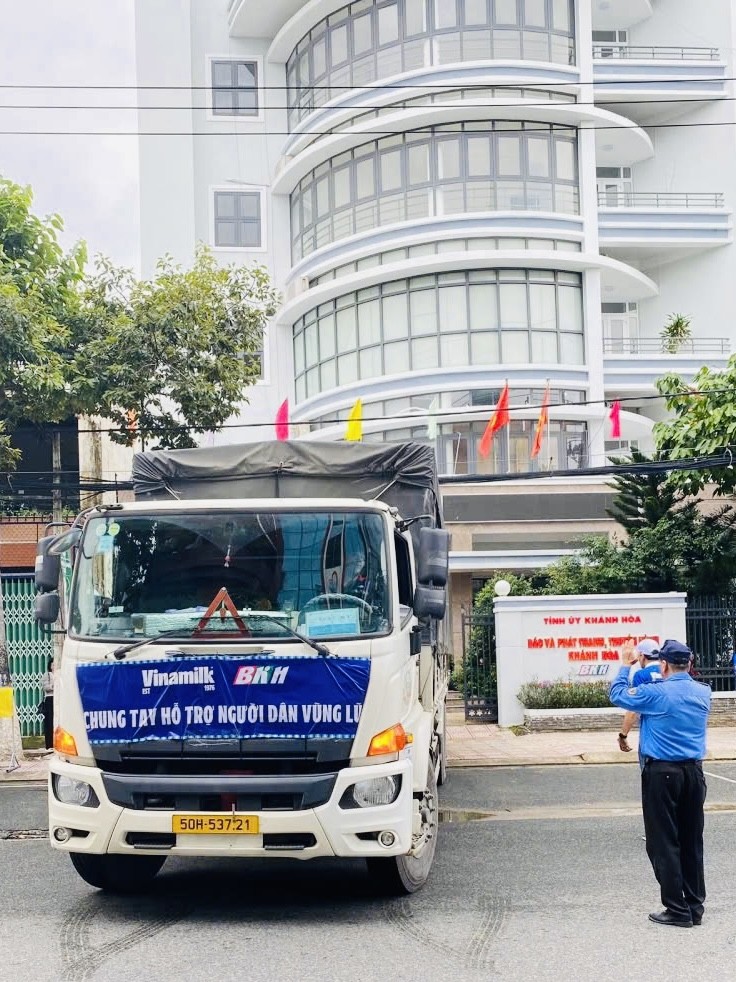 Vinamilk kịp thời hỗ trợ 48 tấn sản phẩm dinh dưỡng đến bà con vùng lũ miền Trung và Tây Nguyên ảnh 3
