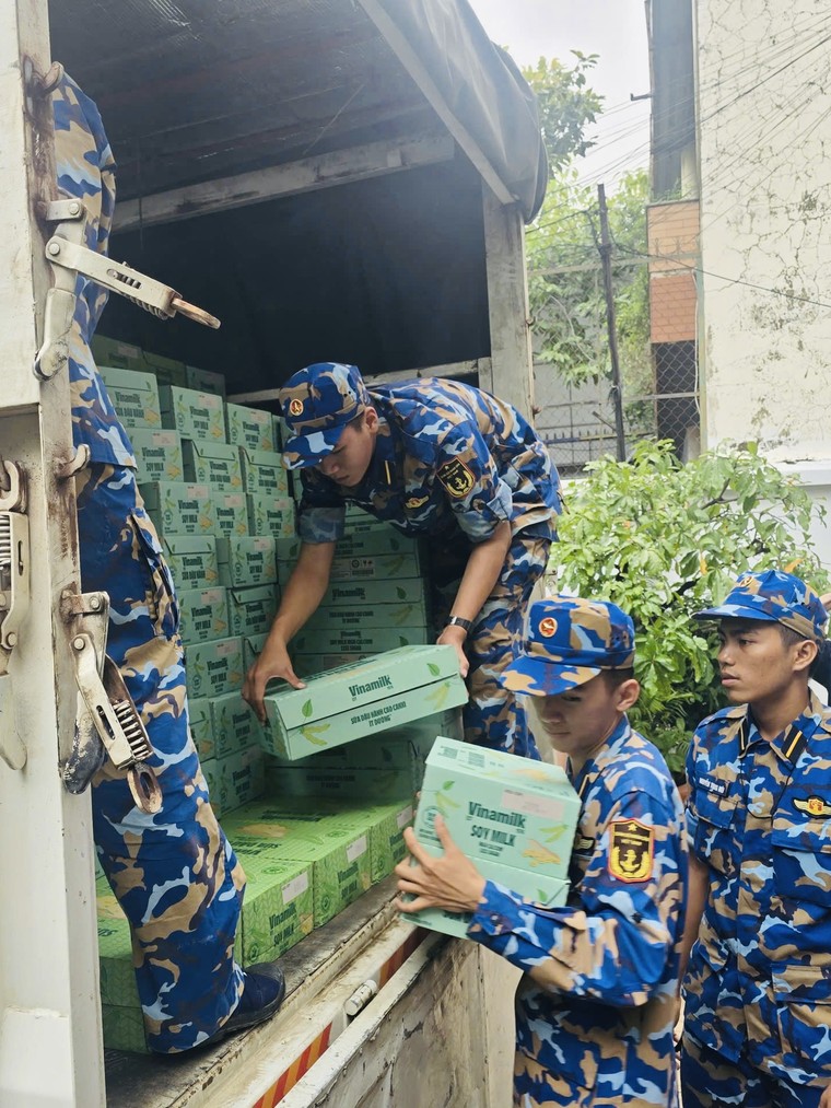 Vinamilk kịp thời hỗ trợ 48 tấn sản phẩm dinh dưỡng đến bà con vùng lũ miền Trung và Tây Nguyên ảnh 8